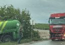 Aksident në rrugën Prishtinë–Pejë, përplasen dy kamionë në Dollc