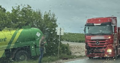 Aksident në rrugën Prishtinë–Pejë, përplasen dy kamionë në Dollc
