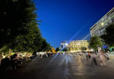 Ditë e rëndë për Prishtinën: Theret me thikë një 15 vjeçar në shesh
