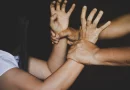 Vëlla e motër bëhen copë në mes të natës – ndërhyhet Policia në Pejë