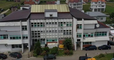 QKMF-Drenas: Një grua kërkon ndihmë mjekësore, dyshohet se u plagos me pushkë ajrore në qafë dhe dorë