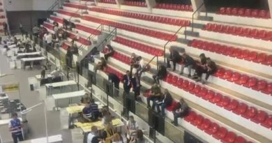 Sherr mes vëzhguesve në qendrën e numërimit në Tiranë, shoqërohen shtatë persona në polici