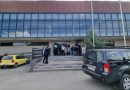 Policia dhe zyrtarët e Komunës hynë në palestrën e sporteve në Veri të Mitrovicës