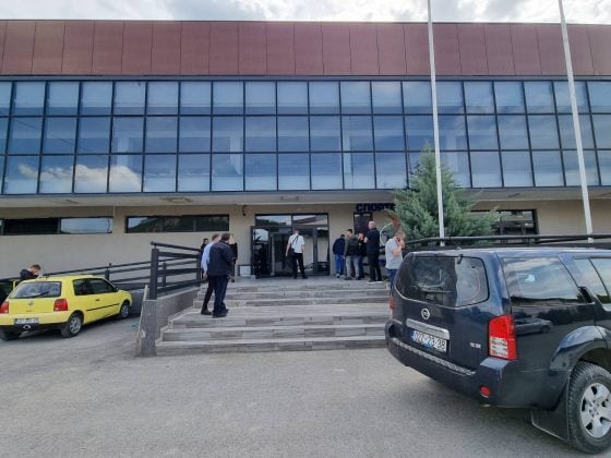 Policia dhe zyrtarët e Komunës hynë në palestrën e sporteve në Veri të Mitrovicës