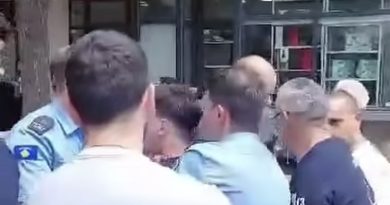 Serbia kërkon ta arrestojë policin që reagoi dje në sheshin e veriut të Mitrovicës