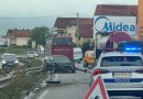 Aksident mes tri automjeteve në rrugën Prishtinë–Pejë, dy persona të lënduar