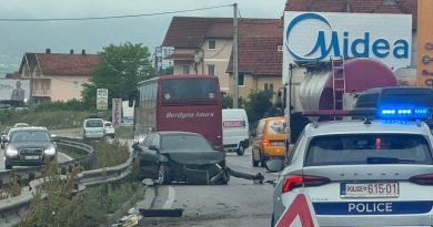 Aksident mes tri automjeteve në rrugën Prishtinë–Pejë, dy persona të lënduar