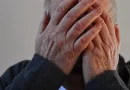 Djali e godet me grusht babanë në fytyrë – Arrestohet për dhunë në familje