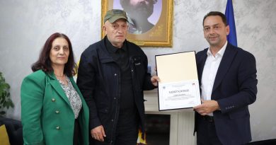 Pensionohet polici i parë i Skenderajt, Zymer Aliçkaj – Nura: “Jo James Bond, por 007 i qytetarëve tanë”