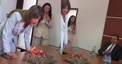 Festë te Vetëvendosje, Albulena Haxhiut i vjen torta, Kurti i buzëqeshur