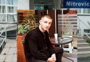 Ky është i arrestuari që arriti të vjedhë revolen e policit brenda stacionit në Mitrovicë– e fshehu në brez dhe u transferua në stacionin tjetër pa u vënë re