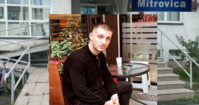 Ky është i arrestuari që arriti të vjedhë revolen e policit brenda stacionit në Mitrovicë– e fshehu në brez dhe u transferua në stacionin tjetër pa u vënë re