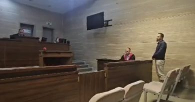 Arsimtari që hodhi flamurin kombëtar e plisin në mbeturina deklarohet i pafajshëm