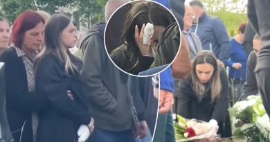 Publikohen pamje nga ceremonia e varrimit të stilistit Festim Isufi – bashkëshortja e tij shfaqet me plag në dorë