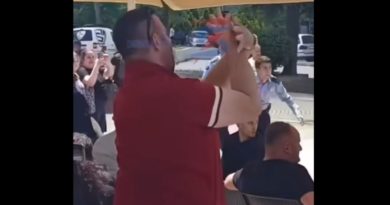 Maturantët serbë në veri dolën për festë në shesh, dikush ia bën shqiponjën – ndërhyn policia