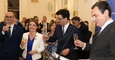 ‘Shampanjë socialistë’ – Miftaraj: Deputetët e VV i ranë shkelm fukarallakut, Kuvendi si sfilatë mode