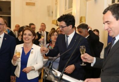 ‘Shampanjë socialistë’ – Miftaraj: Deputetët e VV i ranë shkelm fukarallakut, Kuvendi si sfilatë mode