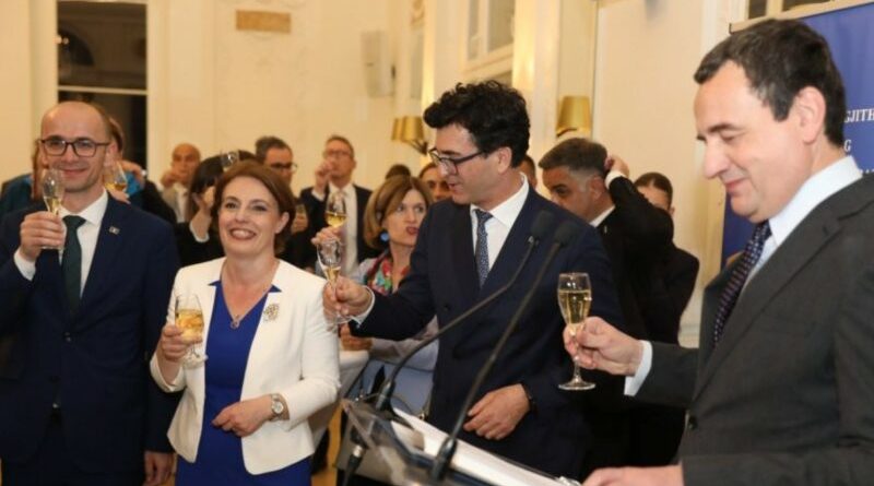 ‘Shampanjë socialistë’ – Miftaraj: Deputetët e VV i ranë shkelm fukarallakut, Kuvendi si sfilatë mode