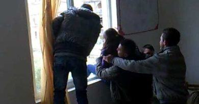 Nxënësi  shqiptar i moshës 17-vjeçare hidhet për 10 euro nga dritarja e gjimnazit 