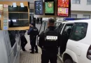 Dy të ndaluar për bixhoz të paligjshëm në Drenas – bastisje në një mobishop në Komoran