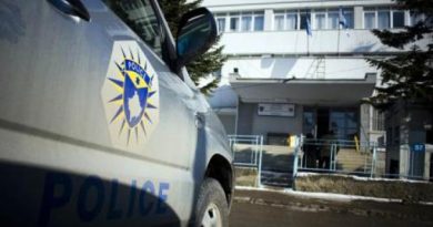 E rëndë: Një 19-vjeçar plagos me armë zjarri motrën e tij në Ferizaj
