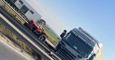 Aksident në rrugën Prishtinë – Pejë, lëndohet traktoristi