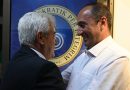 Liburn Aliu në përqafim të Ali Ahmetit, diskutojnë bashkëpunimin