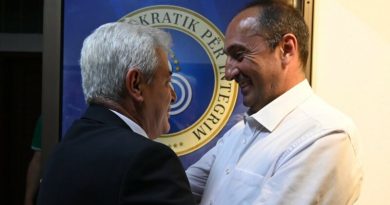 Liburn Aliu në përqafim të Ali Ahmetit, diskutojnë bashkëpunimin