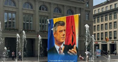 Veprimtari Sali Bislimi sensibilizon qytetarët e Zvicrës me posterin e Thaçit para parlamentit zviceran