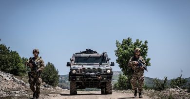 KFOR-i italian patrullon në vijën kufitare