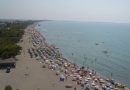 I nxehti i madh mbush plazhet me pushues