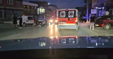 Aksident mes automjetit dhe dy motoqikletave në Prishtinë – dy persona të lënduar