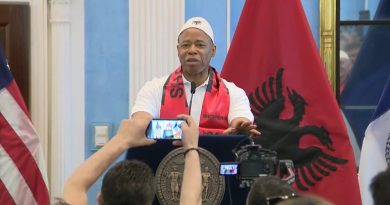 Me plis në kokë e me flamuj kuq e zi, kryetari i New Yorkut: Mezi pres të shkoj në Shqipëri