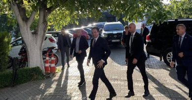 LAJMI I FUNDIT: Kryeministri Kurti pritet me vezë në Skenderaj – eskorta e tij goditet gjatë vizitës për përurimin e një çerdheje