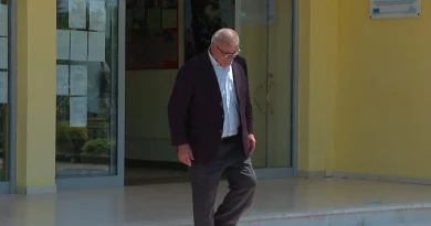 Maturanti 74 vjeçar Skender Cena merr diplomën pasi kalon provimin e anglishtes