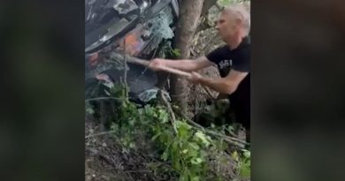 Aksident në Marevc, momenti kur mjeku intervenon për t’i nxjerrë nga vetura të aksidentuarit dhe ua jep ndihmën e parë