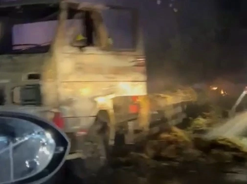 Përfshihet nga zjarri një kamionetë në autostradën Prishtinë–Pejë, Policia: S’ka pasoja në njerëz