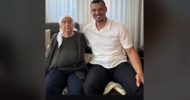 Djali i Thaçit e feston Bajramin me gjyshen në Burojë: Aty ku i prisnim festat me babin