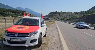 Me flamuj kombëtar e të UÇK-së, kosovarët nisen për ta përkrahur Kombëtaren kundër Serbisë