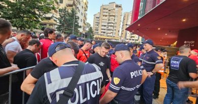 Polici kapet duke marrë ryshfet nga kosovarët gjatë ndeshjes Shqipëri-Serbi