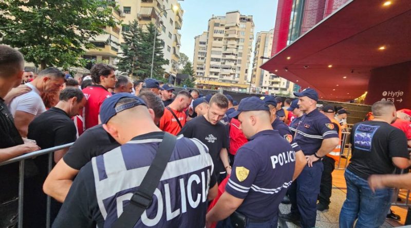 Polici kapet duke marrë ryshfet nga kosovarët gjatë ndeshjes Shqipëri-Serbi