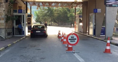 Katër policë kufitarë në Shqipëri arrestohen për shpërdorim detyre pas kapjes së 6 kg heroinë