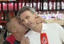 Kjo mund t’ju ketë ikur: Shqiptari puth gazetarin serb në transmetim live para stadiumit