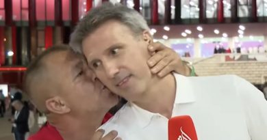 Kjo mund t’ju ketë ikur: Shqiptari puth gazetarin serb në transmetim live para stadiumit