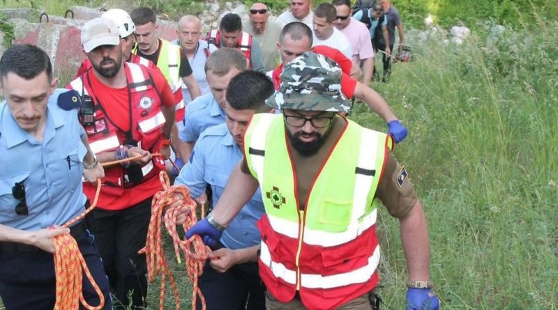 “Vdekja e viktimës nuk ka ardhur si pasojë e aksidentit” – Policia nis hetimet për 26-vjeçarin që u gjet në autostradë