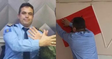 Ia larguan foton e Adem Jasharit dhe flamurin nga zyra, ish-ushtari lë Policinë e Kosovës pas 25 viteve