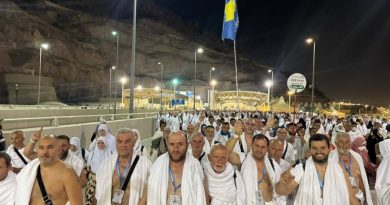 Haxhilerët kosovarë, me flamurin lart, në përmbushje të riteve të haxhit
