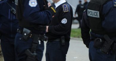 Drenicasi 16-vjeçar tenton të godasë zyrtarët me veturë dhe ikën nga vendi i ngjarjes