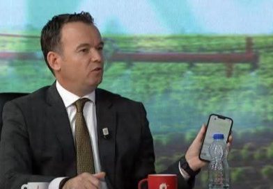 E çuditshme: Prokuroria ia sekuestroi iPhone-n, ministri Peci refuzon ta tregojë kodin