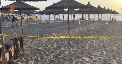 Operacioni “Plazhi i lirë”: Nga Durrësi në Sarandë, sekuestrohen mbi 1200 çadra e shezlongë nga plazhet publike